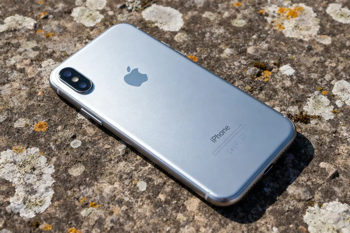 Smartphone argenté sur une surface en pierre avec finition ral colour 9006