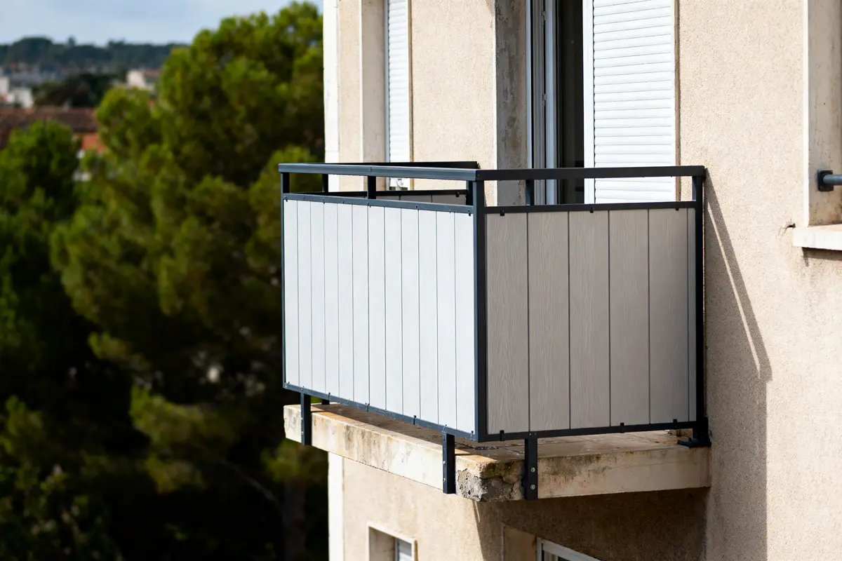Quel est le meilleur revêtement de balcon pour embellir votre espace ?